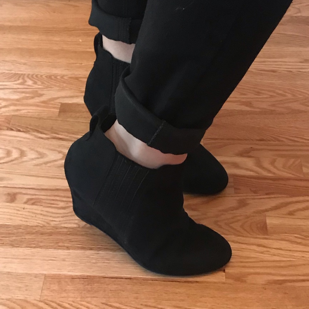 Report Gavin Suede Black Bootie EUC